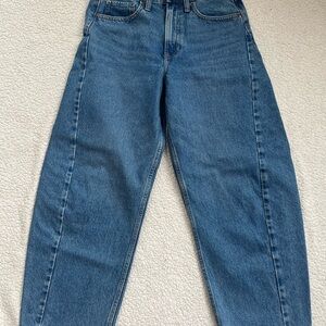 Abercrombie & Fitch barrel leg, bubble leg medium wash jean. In-trend and casual